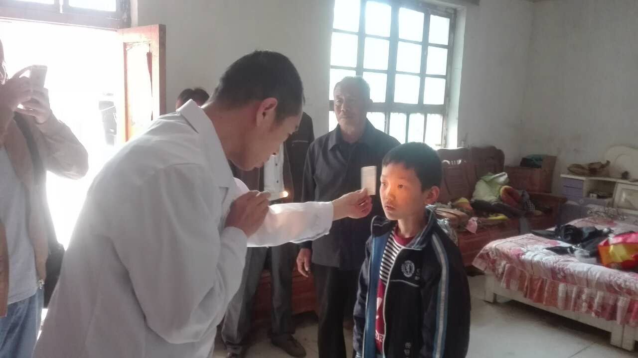 如果我能看清，就能有效牽住你的手