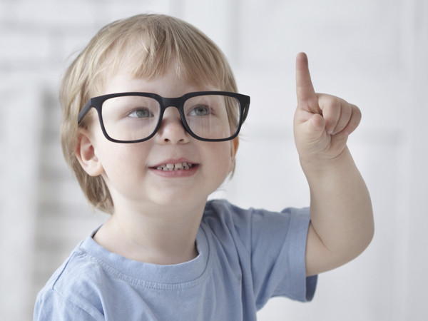 【媽媽幫】9個癥狀告訴你，寶寶可能近視了！