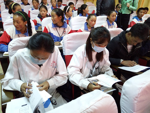 【明眸格?；ā客谙x草眼疾多 關(guān)愛索縣兒童義診進(jìn)行時