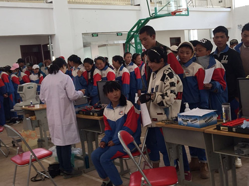 【明眸格?；ā客谙x草眼疾多 關(guān)愛索縣兒童義診進(jìn)行時