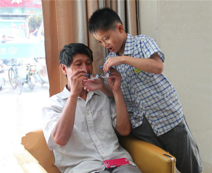 還記得他嗎？2200度近視娃驗(yàn)配昂貴眼鏡！