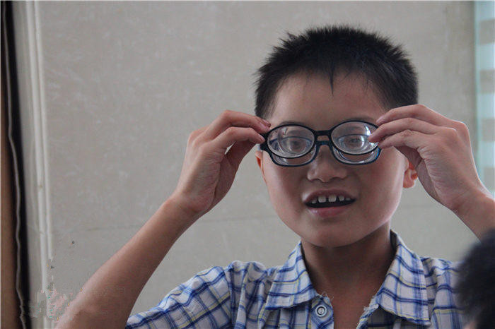 還記得他嗎？2200度近視娃驗(yàn)配昂貴眼鏡！
