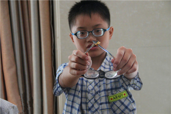 還記得他嗎？2200度近視娃驗(yàn)配昂貴眼鏡！