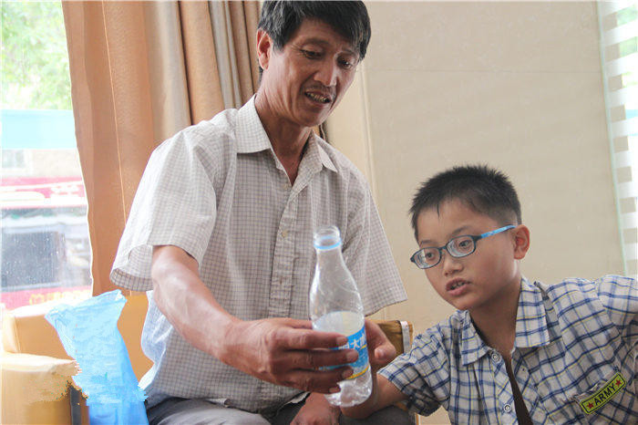 還記得他嗎？2200度近視娃驗(yàn)配昂貴眼鏡！