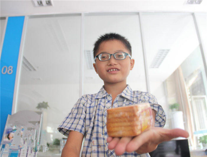 還記得他嗎？2200度近視娃驗(yàn)配昂貴眼鏡！