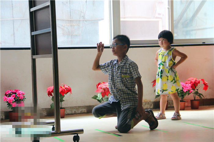 還記得他嗎？2200度近視娃驗(yàn)配昂貴眼鏡！