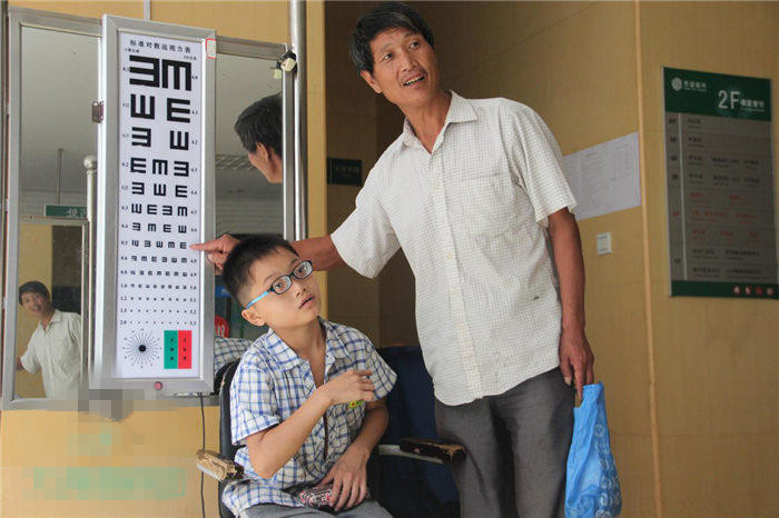 還記得他嗎？2200度近視娃驗(yàn)配昂貴眼鏡！