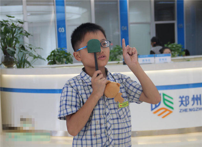 還記得他嗎？2200度近視娃驗(yàn)配昂貴眼鏡！