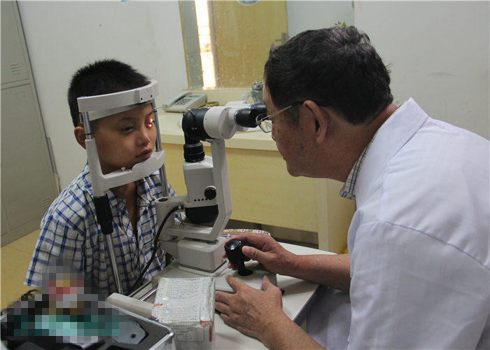 還記得他嗎？2200度近視娃驗(yàn)配昂貴眼鏡！