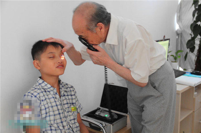 還記得他嗎？2200度近視娃驗(yàn)配昂貴眼鏡！