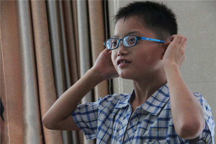 還記得他嗎？2200度近視娃驗(yàn)配昂貴眼鏡！