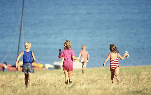 防治兒童近視，應(yīng)適當(dāng)增加戶外時(shí)間